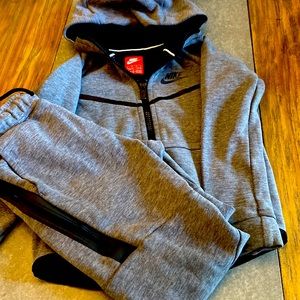 Nike boys jogger pants and zip up size 6